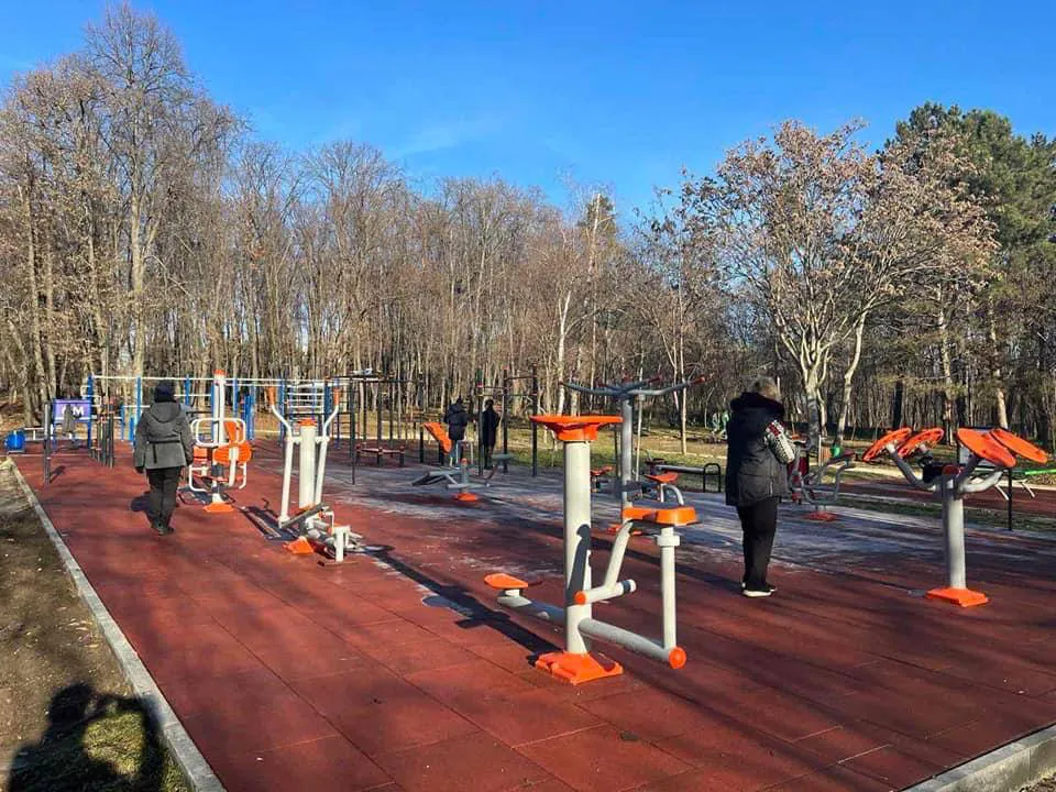 Un nou teren de fitness a fost amenajat în Parcul Valea Trandafirilor!