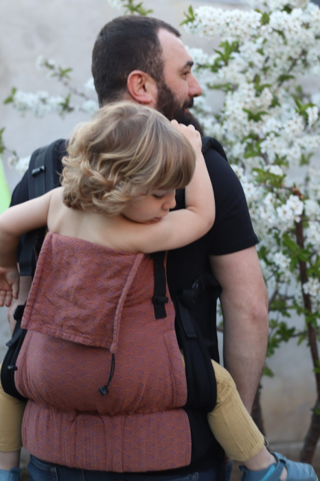 Copil de 3.5 ani purtat in marsupiul Luna Una cu extensii [2]