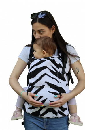 Luna UNA (0-36 Luni) - Marsupiu ergonomic Luna Una de culoare neagra, purtat de un părinte cu bebeluș. Design ajustabil, bretele moi și glugă pentru susținerea capului.
