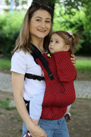 Luna UNA (0-36 Luni) - Marsupiu ergonomic Luna Una de culoare neagra, purtat de un părinte cu bebeluș. Design ajustabil, bretele moi și glugă pentru susținerea capului.