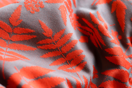 Marsupiu ergonomic Luna Una editie limitata, purtat de un părinte cu bebeluș. Design ajustabil, bretele moi și glugă pentru susținerea capului. [1]