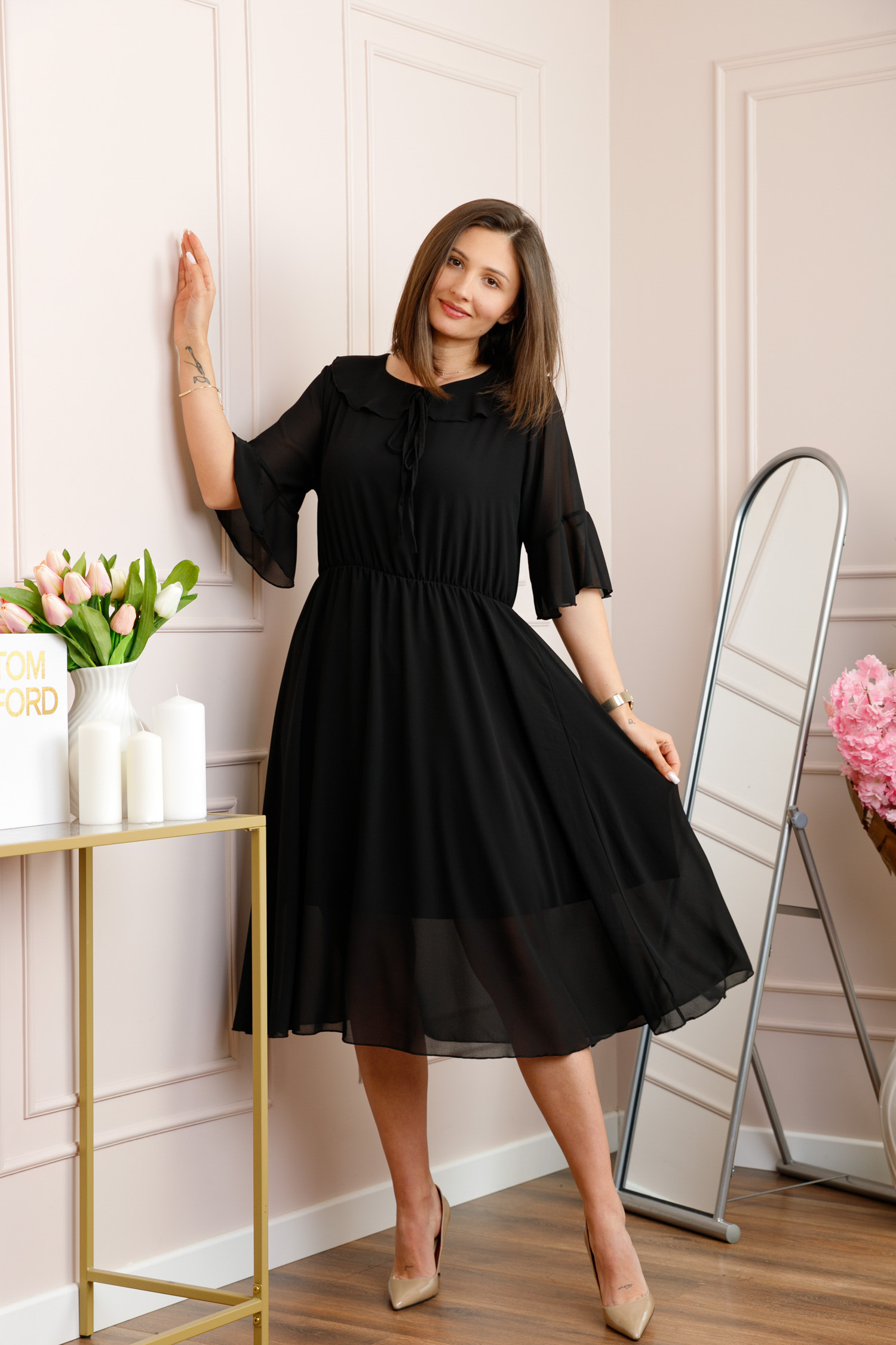 Rochie neagra vaporoasa cu elastic in talie si volanas la decolteu Allegra [3]
