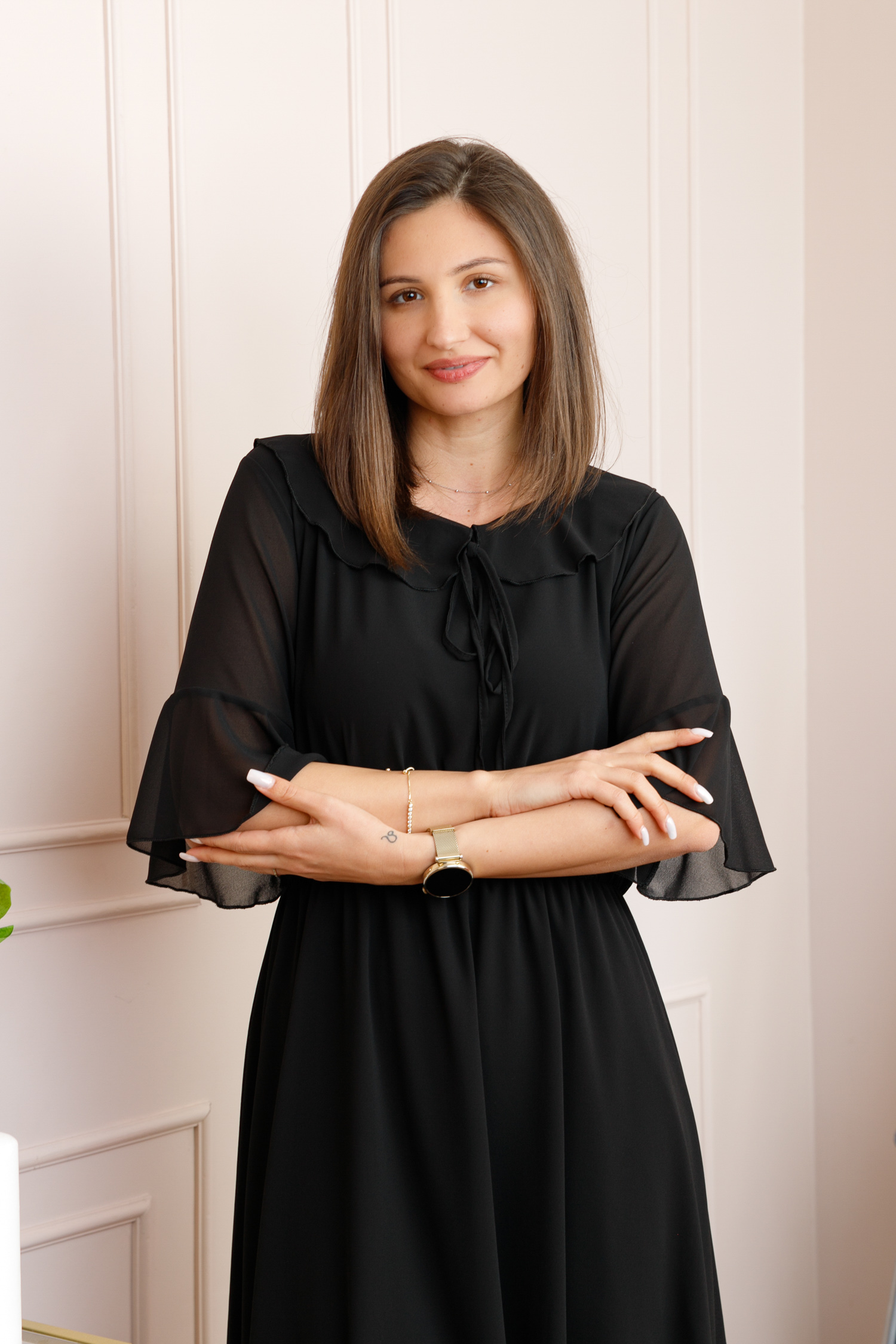 Rochie neagra vaporoasa cu elastic in talie si volanas la decolteu Allegra [1]