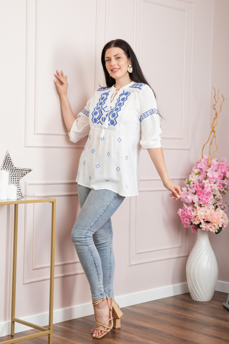 Bluza alba cu motiv floral albastru Miranda 01 [4]