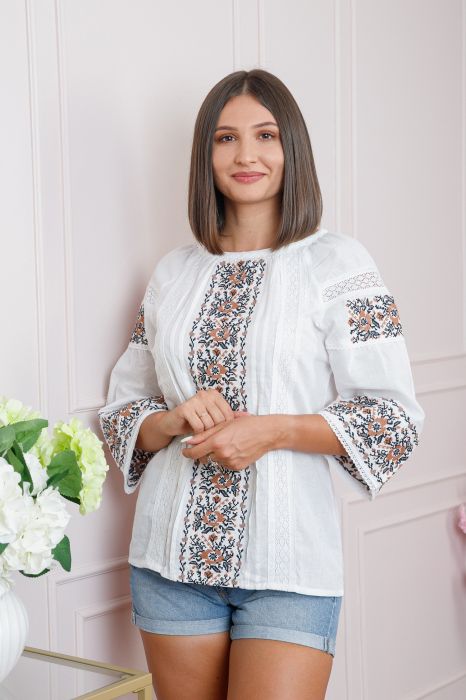 Bluza alba cu motiv floral crem Geanina [3]