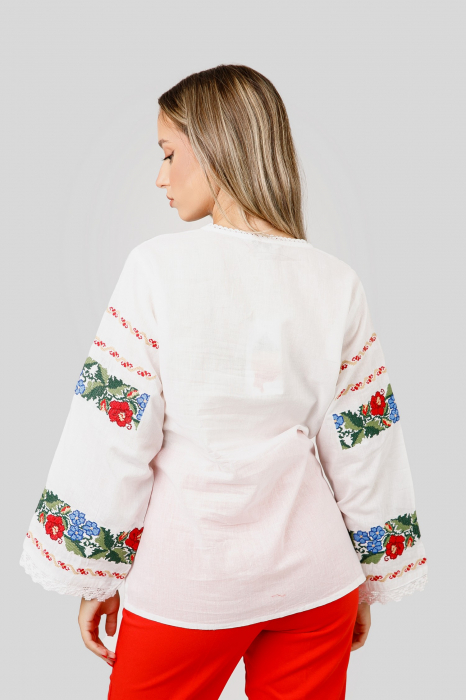 Bluza alba cu motiv floral multicolor Lara [3]