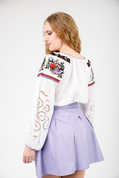 Bluza alba cu motiv floral multicolor Madalina [3]