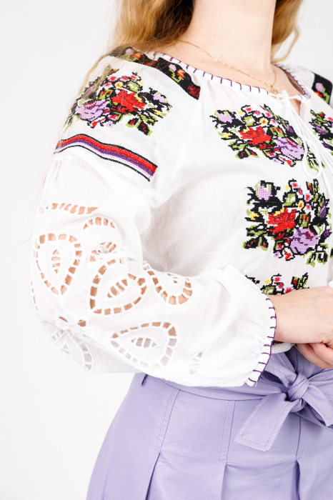 Bluza alba cu motiv floral multicolor Madalina [2]