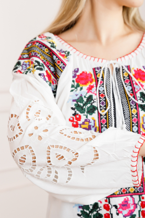 Bluza alba cu motiv floral multicolor Simona 02