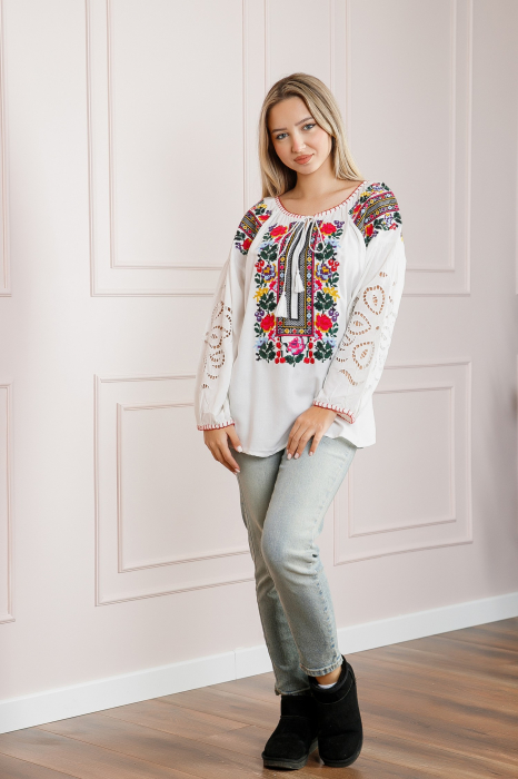 Bluza alba cu motiv floral multicolor Simona 02