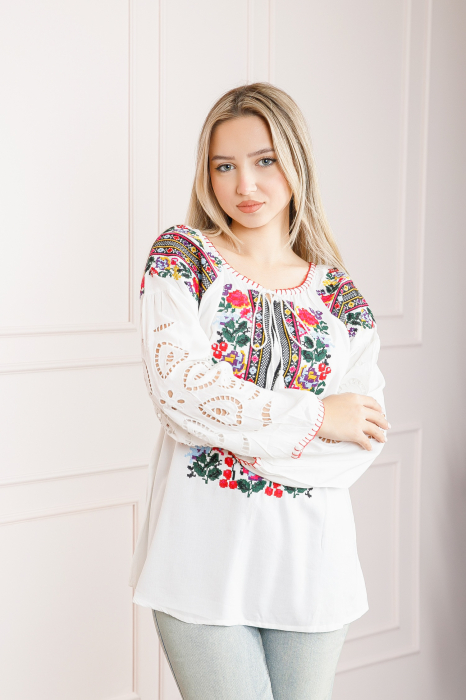 Bluza alba cu motiv floral multicolor Simona 02