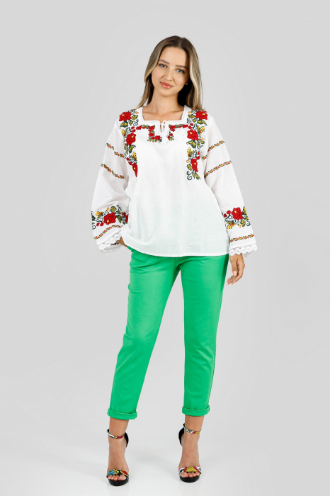 Bluza alba cu motiv floral rosu Alisa [4]