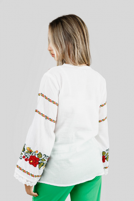 Bluza alba cu motiv floral rosu Alisa [3]