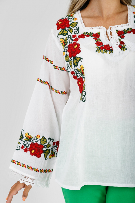 Bluza alba cu motiv floral rosu Alisa [2]