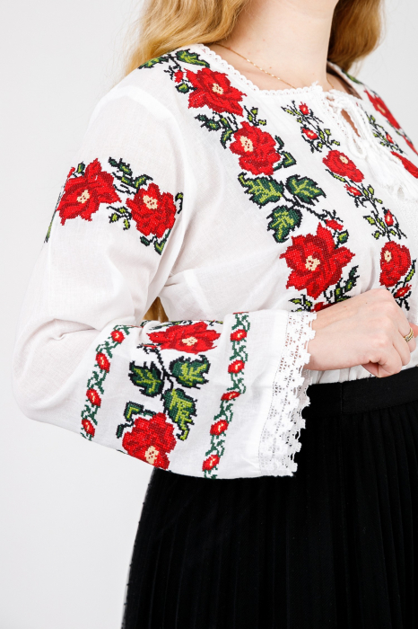 Bluza alba cu motiv floral rosu Georgiana [2]