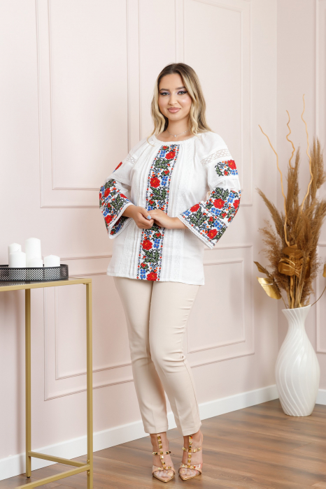 Bluza alba cu motiv floral rosu Iarina [4]