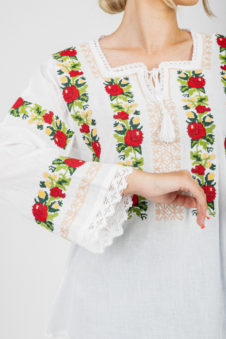 Bluza alba cu motiv floral rosu Iustina [2]