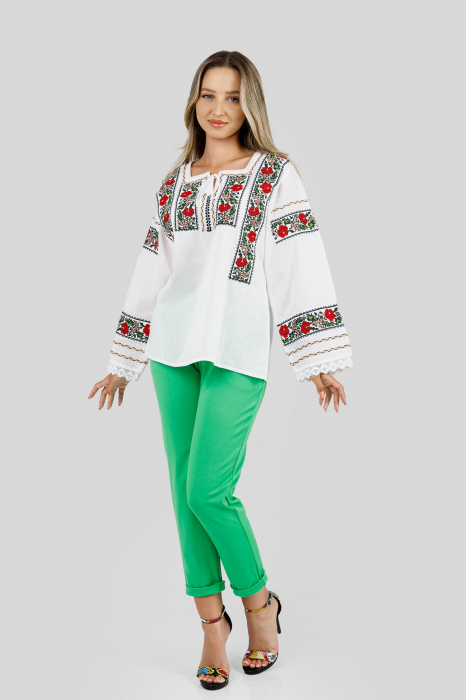 Bluza alba cu motiv floral rosu Medeea [4]