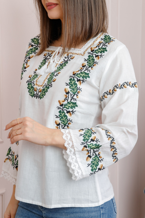 Bluza alba cu motiv floral verde Teodora [2]