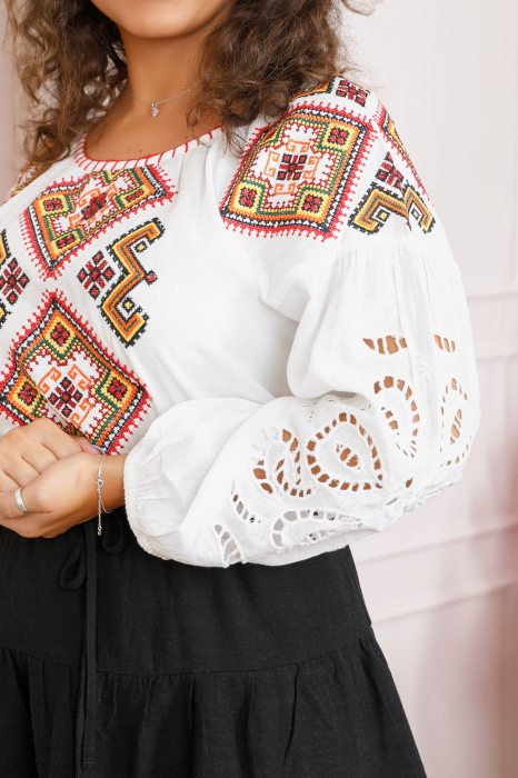 Bluza alba cu motiv geometric multicolor Sara [2]