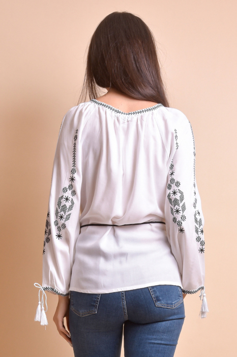 Bluza alba cu motiv geometric negru Iosefina 01 [9]