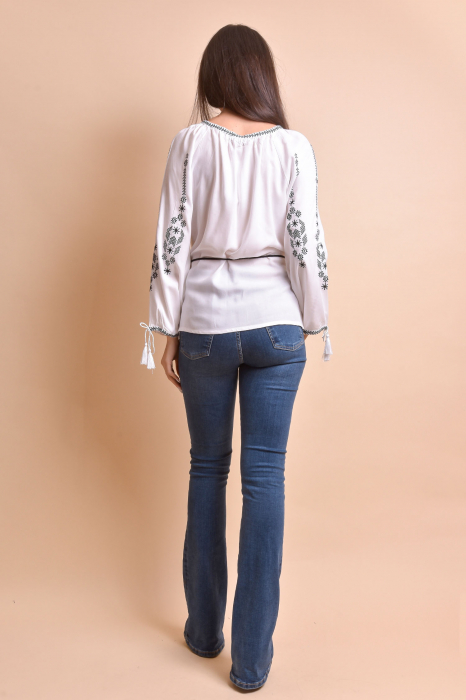 Bluza alba cu motiv geometric negru Iosefina 01 [10]