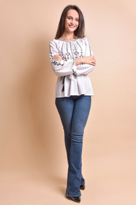 Bluza alba cu motiv geometric negru Iosefina 01 [8]