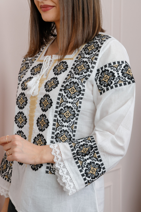 Bluza alba cu motiv geometric negru Simina [2]