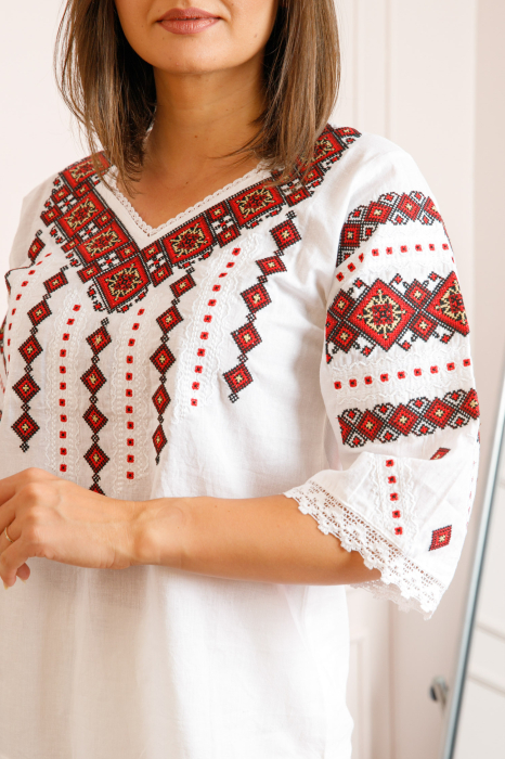 Bluza alba cu motiv geometric rosu Doina 03 [2]