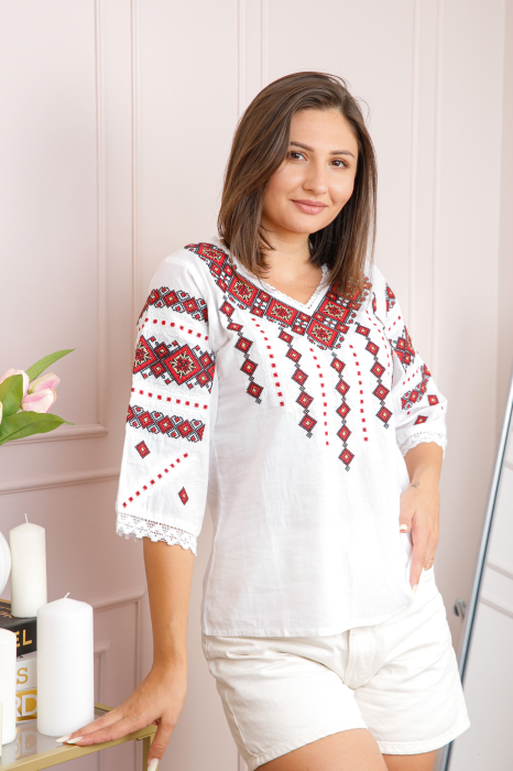 Bluza alba cu motiv geometric rosu Doina 03 [3]