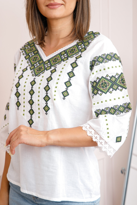 Bluza alba cu motiv geometric verde Doina 04 [2]