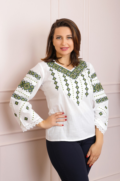 Bluza alba cu motiv geometric verde Doina