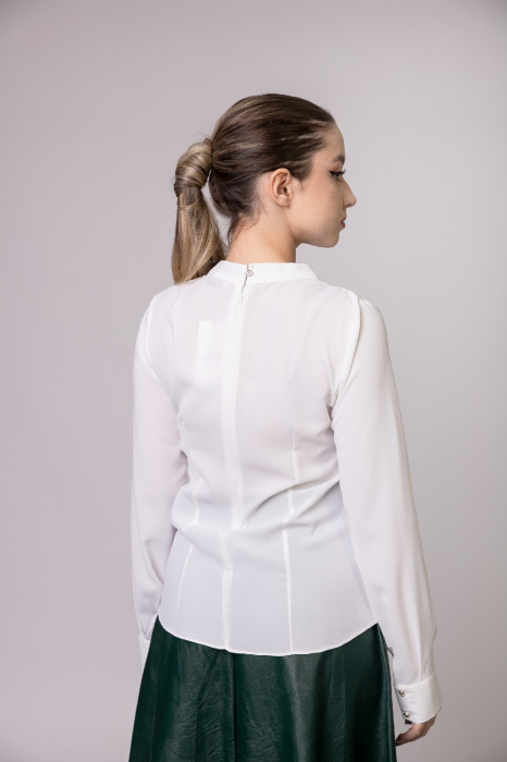 Bluza alba eleganta cu pliuri la bust si aplicatie decorativa [4]