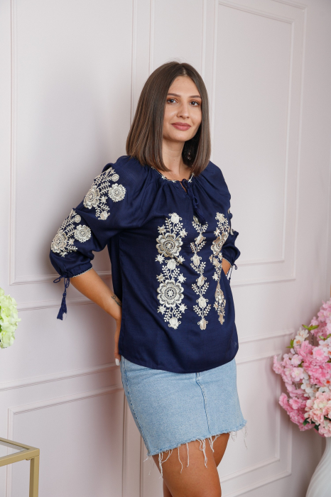 Bluza albastra cu motiv floral auriu Andrada 04 [3]