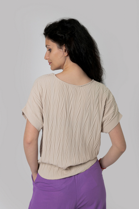 Bluza crem casual cu aspect texturat si nod in talie [3]