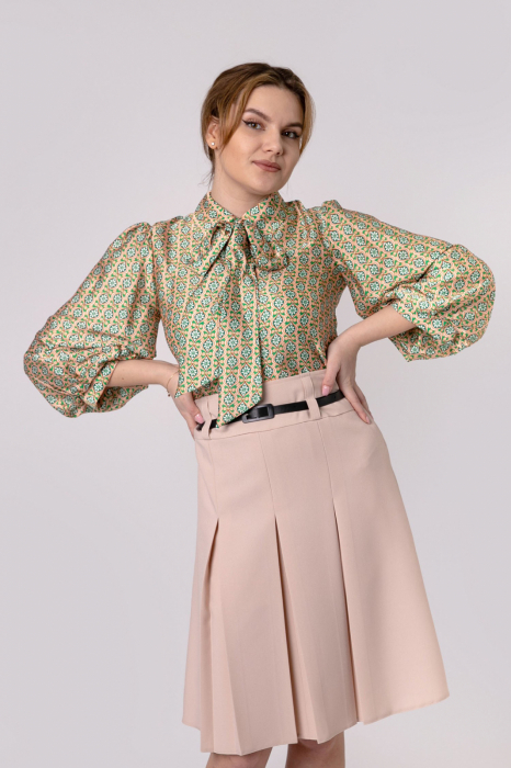 Bluza crem cu imprimeuri florale si funda la guler [3]