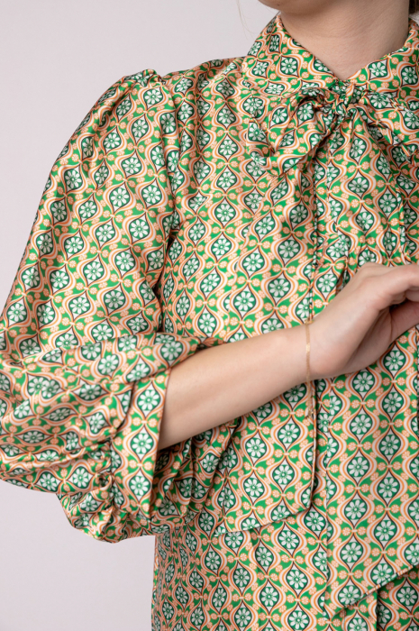Bluza crem cu imprimeuri florale si funda la guler [2]
