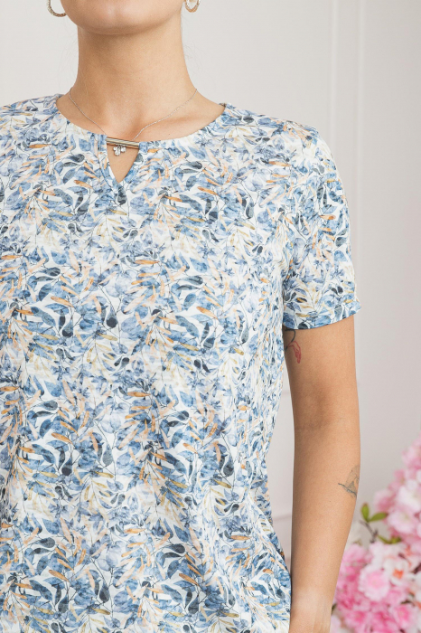Bluza cu imprimeu floral albastru pastel si detaliu metalic [2]