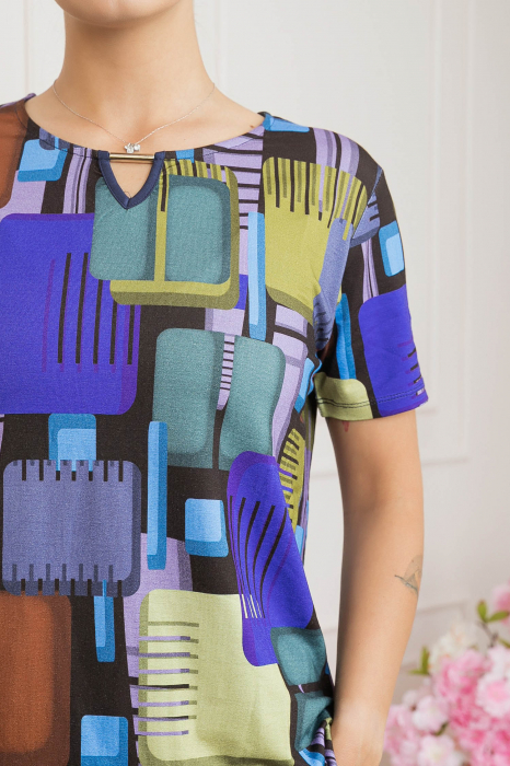 Bluza cu imprimeu geometric albastru si detaliu metalic [2]