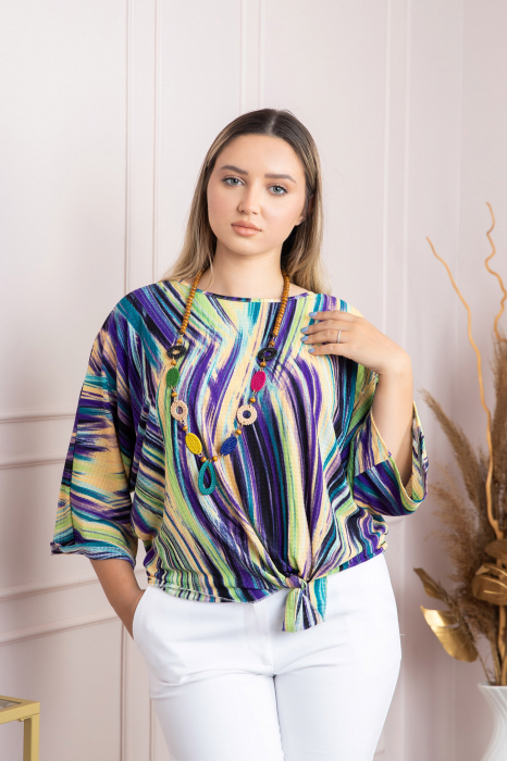 Bluza cu imprimeu mov abstract si colier decorativ