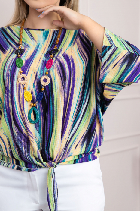 Bluza cu imprimeu mov abstract si colier decorativ [2]