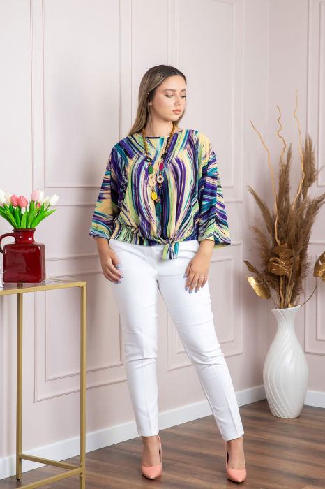 Bluza cu imprimeu mov abstract si colier decorativ [4]