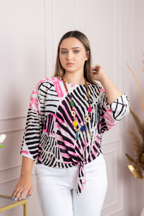 Bluza cu imprimeu safari print roz si colier decorativ [3]