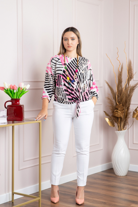 Bluza cu imprimeu safari print roz si colier decorativ [4]