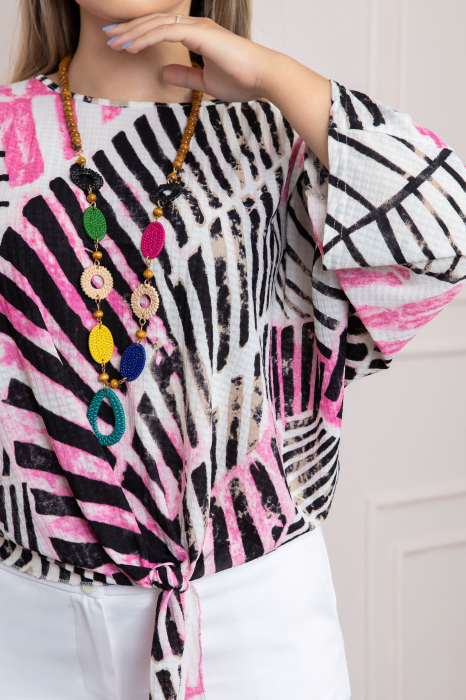 Bluza cu imprimeu safari print roz si colier decorativ [2]