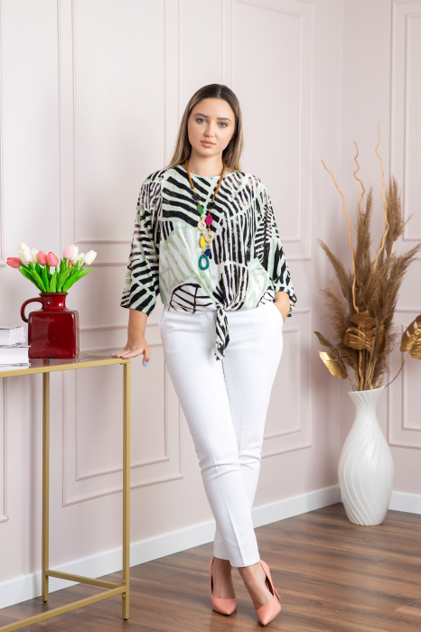 Bluza cu imprimeu safari print verde si colier decorativ [4]