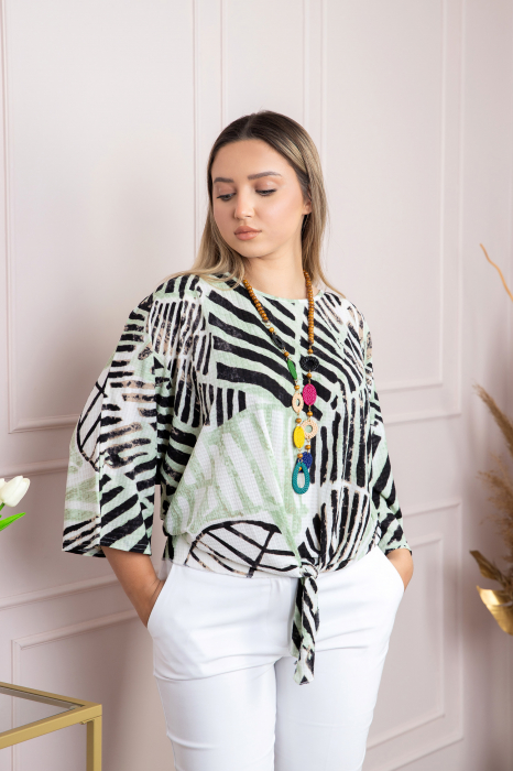 Bluza cu imprimeu safari print verde si colier decorativ