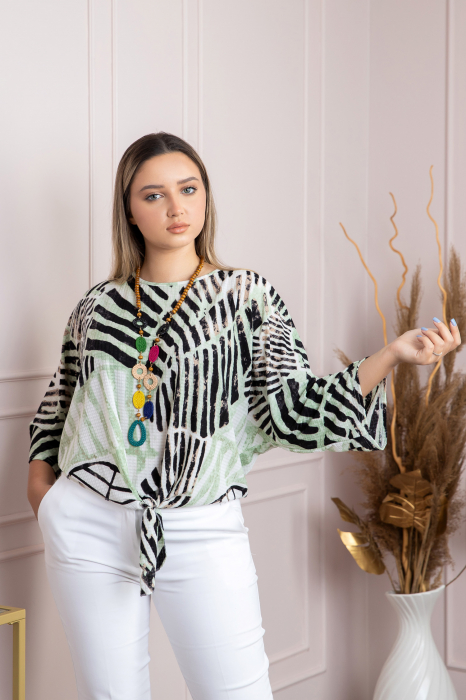 Bluza cu imprimeu safari print verde si colier decorativ [3]