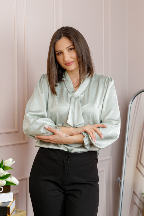 Bluza dama satinata verde pastel cu aplicatie tip cravata Yvonne [4]