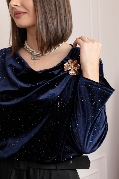 Bluza eleganta din catifea Noelle cu brosa aurie si decolteu lejer - Bleumarin [2]